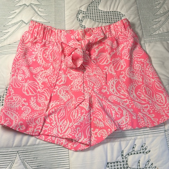 Lilly Pulitzer Pants - Lilly Pulitzer Pink & White Beach Patterned Shorts/Skort-00(see measurements)